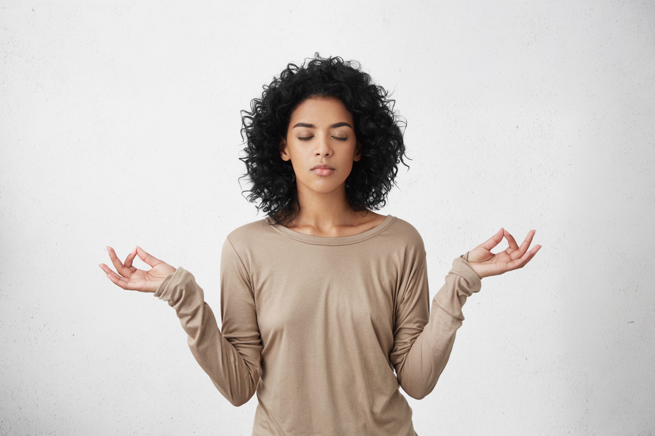 61,7% dos brasileiros adotam práticas integrativas como meditação e fitoterapia para ampliar autocuidado
