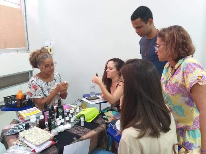 Professora Alexsandra Nascimento e alunos na Faculdade de Enfermagem da UPE, no Recife (Divulgação)