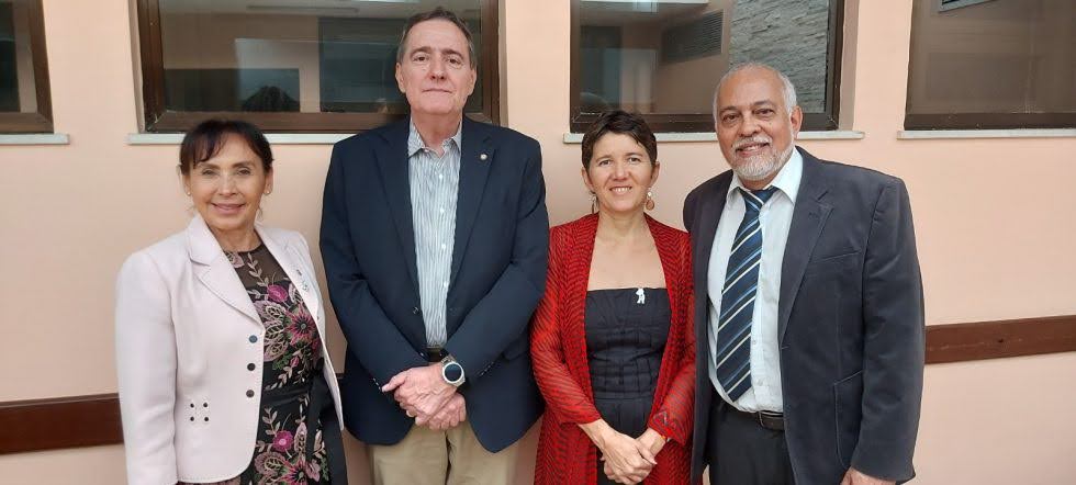 Nelson Filice (Unicamp-SP), Islândia Carvalho (coordenadora do ObservaPICS/Fiocruz), a liderança indígena Ubiraci Silva Matos, da Aldeia Pataxó Coroa Vermelha (BA), a professora da UERJ Fátima Ribeiro (GT Abrasco Racionalidades Médicas e PICS) e o consultor em políticas públicas Daniel Amado (RedePICS Brasil) em mesa redonda no Abrascão 2022.